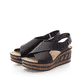 Schwarze Rieker Keilsandaletten 68189-00 mit einem Elastikeinsatz. Schuhpaar seitlich schräg.
