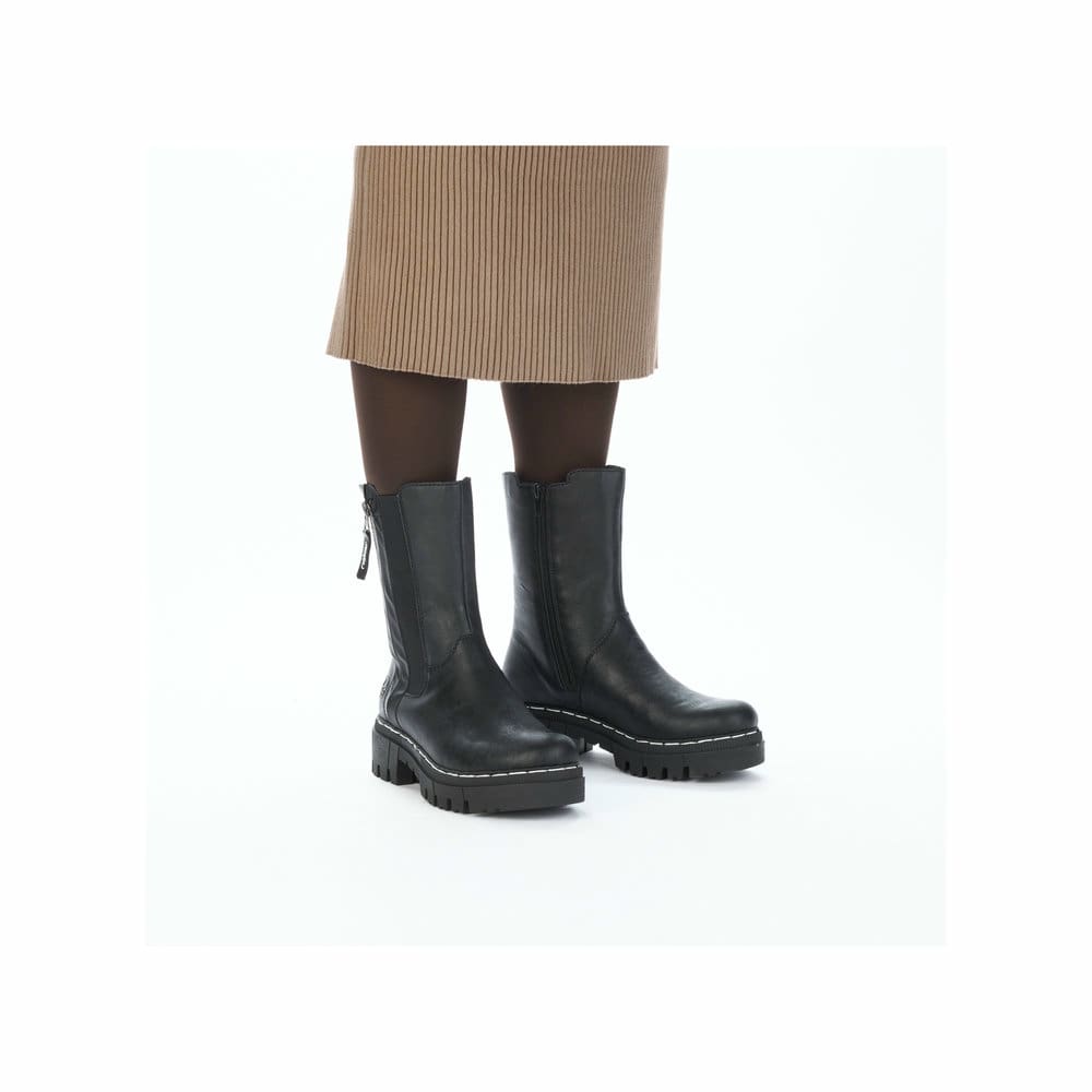 Schwarze Rieker Damen Chelsea Boots 74083-00 mit einem Reißverschluss. Schuh am Fuß.