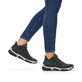 Schwarz-graue Rieker Damen Kurzstiefel 45983-00 mit einem Reißverschluss. Schuh am Fuß.