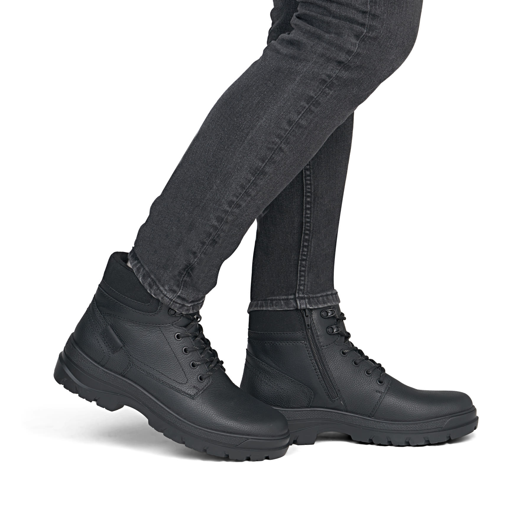 Schwarze Rieker Herren Schnürstiefel F5400-00 aus Glattleder mit Flip-Grip Sohle. Schuh am Fuß.