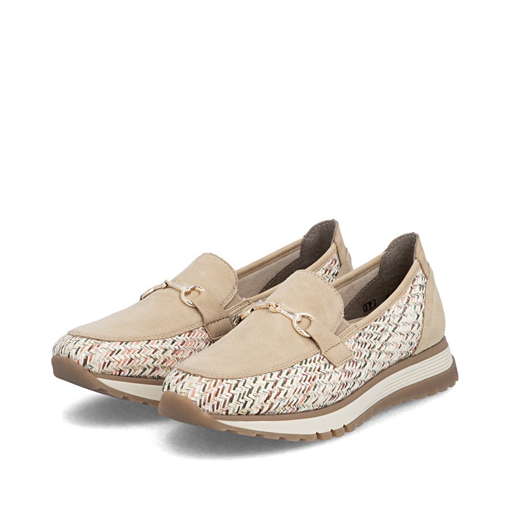 Mocassins Rieker beiges pour femme 49042-62 en cuir velours. Chaussures inclinées sur le côté.