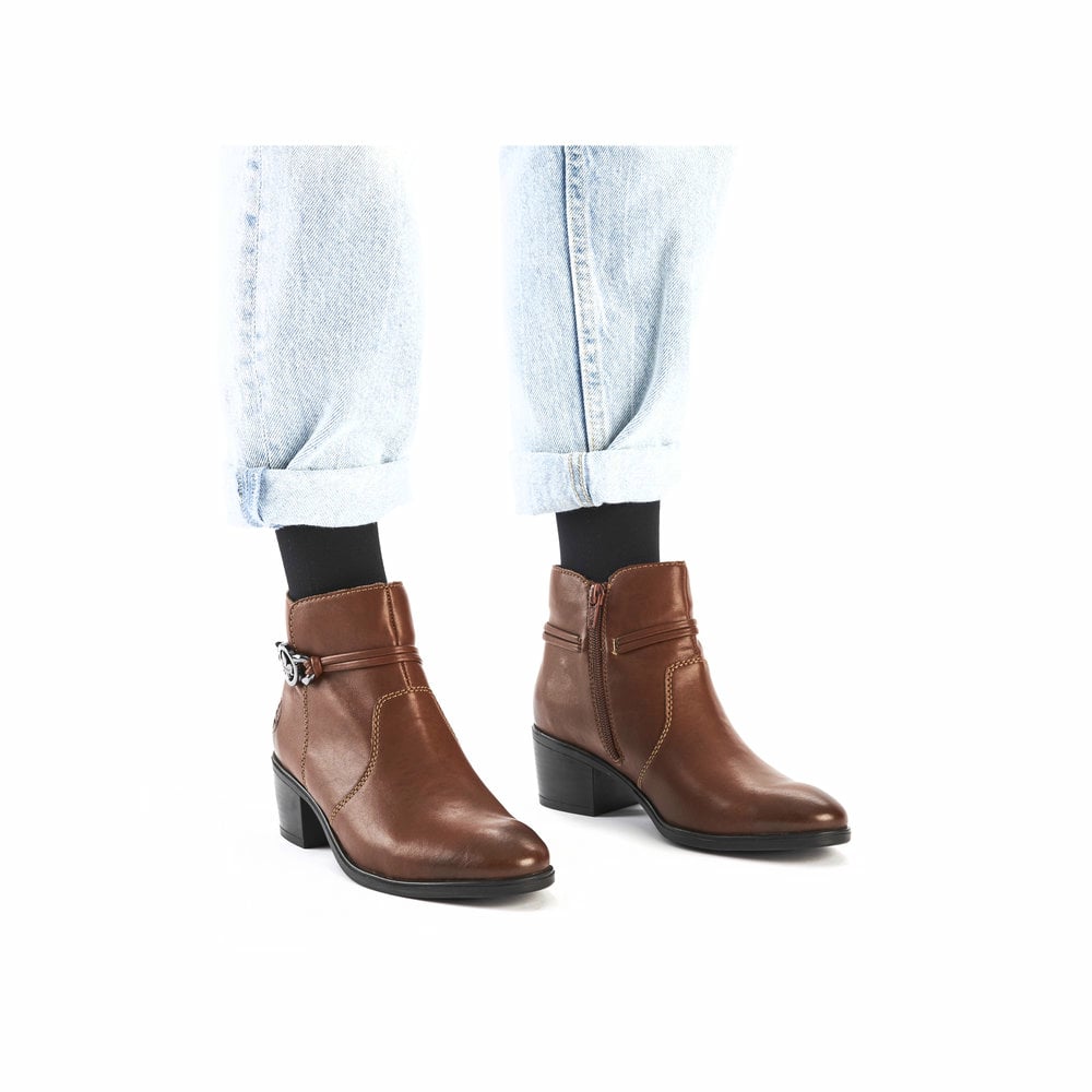 Kastanienbraune Rieker Damen Kurzstiefel 73691-24 mit einer robusten Profilsohle. Schuh Innenseite