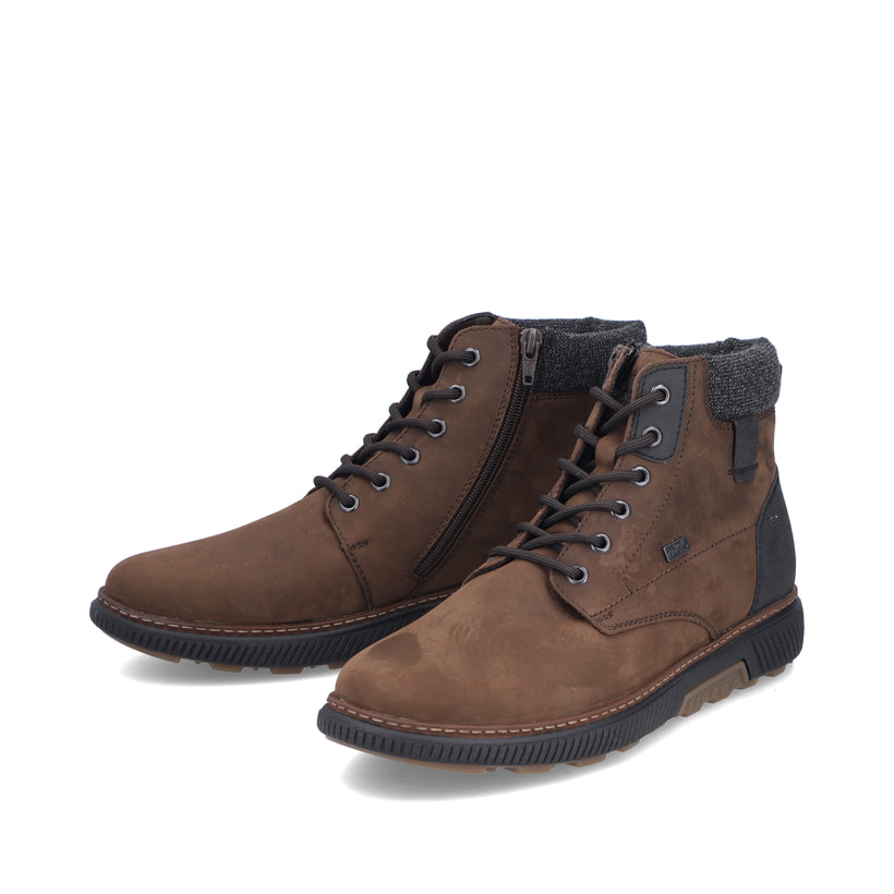 Braune Rieker Herren Schnürstiefel B3343-26 aus Rauleder. Schuhpaar seitlich schräg.