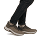 Braune Rieker Herren Slipper 11055-25 mit easy Hineinschlüpf-Möglichkeit. Schuh am Fuß.