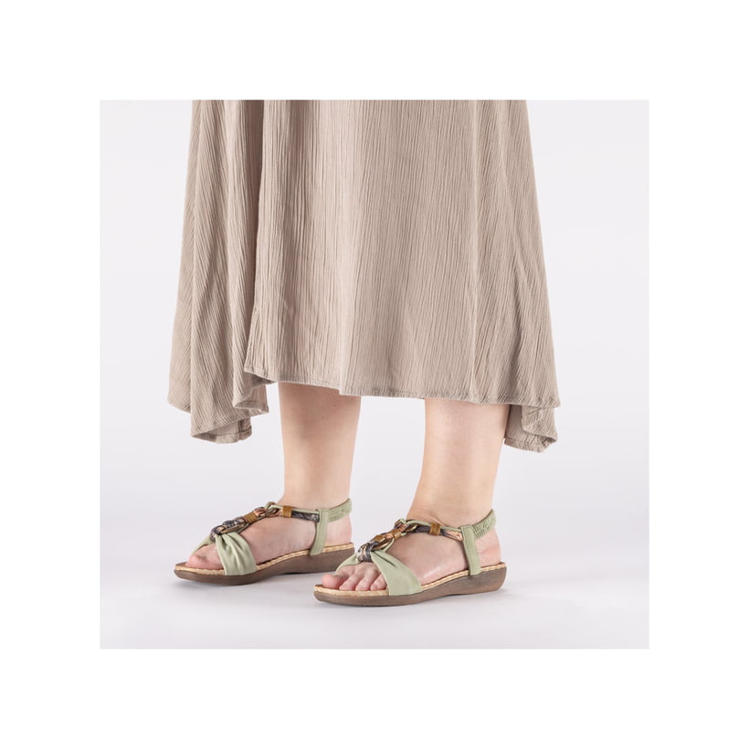 Tongs Rieker vertes pour femme V7568-52 avec éléments décoratifs. Chaussure au pied.