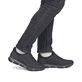 Schwarze Rieker Herren Slipper 15950-00 mit einem Gummizug sowie Extraweite H. Schuh am Fuß.
