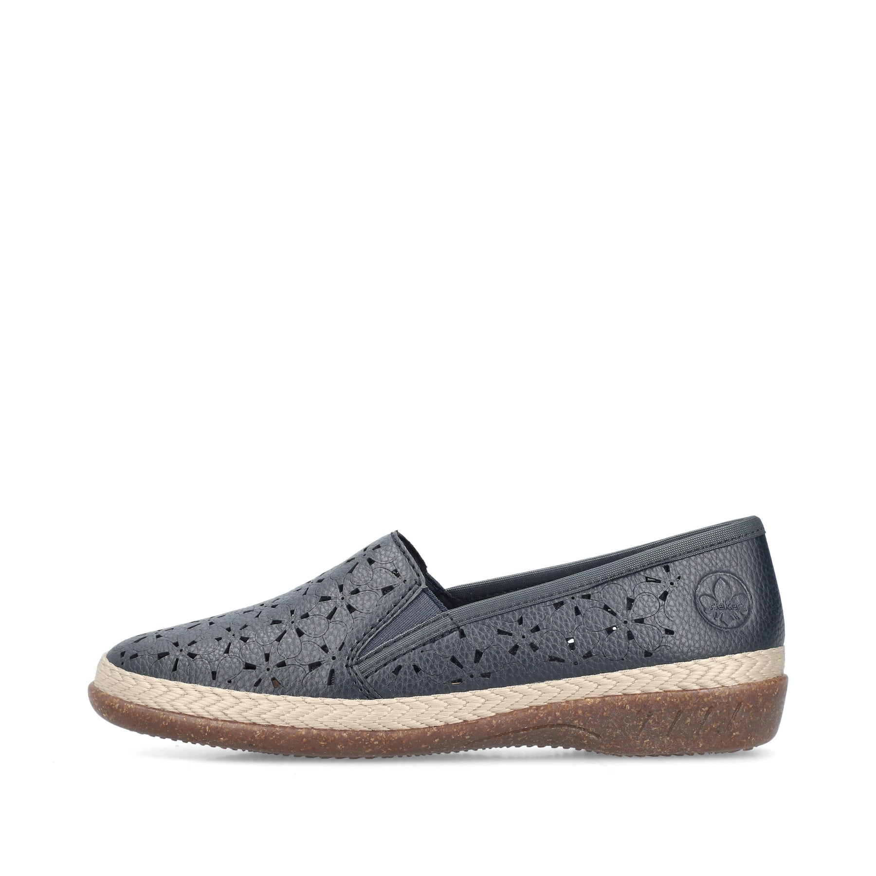Blaue Rieker Damen Slipper 47666-14 in Löcheroptik mit einem Gummizug. Schuh Außenseite.