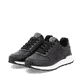 Schwarze Rieker Damen Sneaker Low W0606-00 mit griffiger Sohle sowie Schnürung. Schuhpaar seitlich schräg.