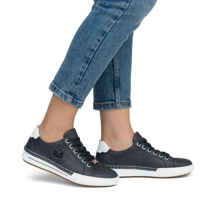 Blaue Rieker Damen Schnürschuhe L7210-14 mit einer herausnehmbaren Einlegesohle. Schuh am Fuß.