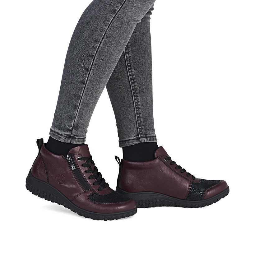 Brombeerfarbene Rieker Damen Kurzstiefel 59541-30 mit einem Reißverschluss. Schuh am Fuß.