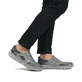 Blaue Rieker Herren Slipper 04051-12 mit einem Gummizug sowie der Extraweite H. Schuh am Fuß.