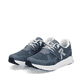 Blaue Rieker Damen Sneaker Low M9000-12 mit Gummischnürung sowie flexibler Sohle. Schuhpaar seitlich schräg.