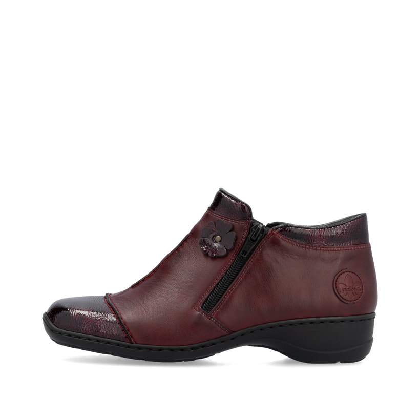 Weinrote Rieker Damen Kurzstiefel 58388-36 aus Glattleder mit dekorativer Blume. Schuh Außenseite.
