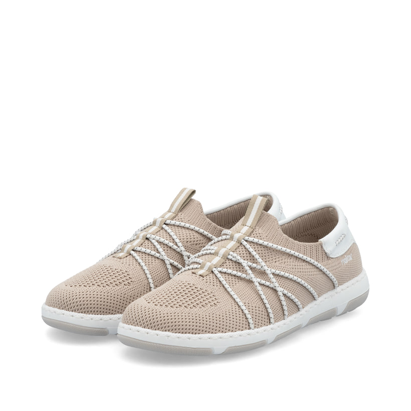 Beige Rieker Damen Slipper 42450-62 mit einem Gummizug sowie der Extraweite H. Schuhpaar seitlich schräg.