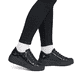 Schwarze Rieker Damen Sneaker Low N2555-02 mit einem Reißverschluss. Schuh am Fuß.