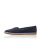 Blaue vegane Rieker Damen Slipper M2278-14 mit handgestickten Nähten. Schuh Außenseite.