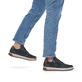 
Marineblaue Rieker Herren Sneaker Low 37029-14 mit einer robusten Profilsohle. Schuh am Fuß