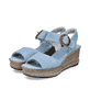 Blaue vegane Rieker Keilsandaletten 68763-10 mit trendigen Schnalle. Schuhpaar seitlich schräg.