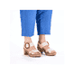 Beige Rieker Riemchensandaletten 63850-60 mit trendigen Schnalle. Schuh am Fuß.