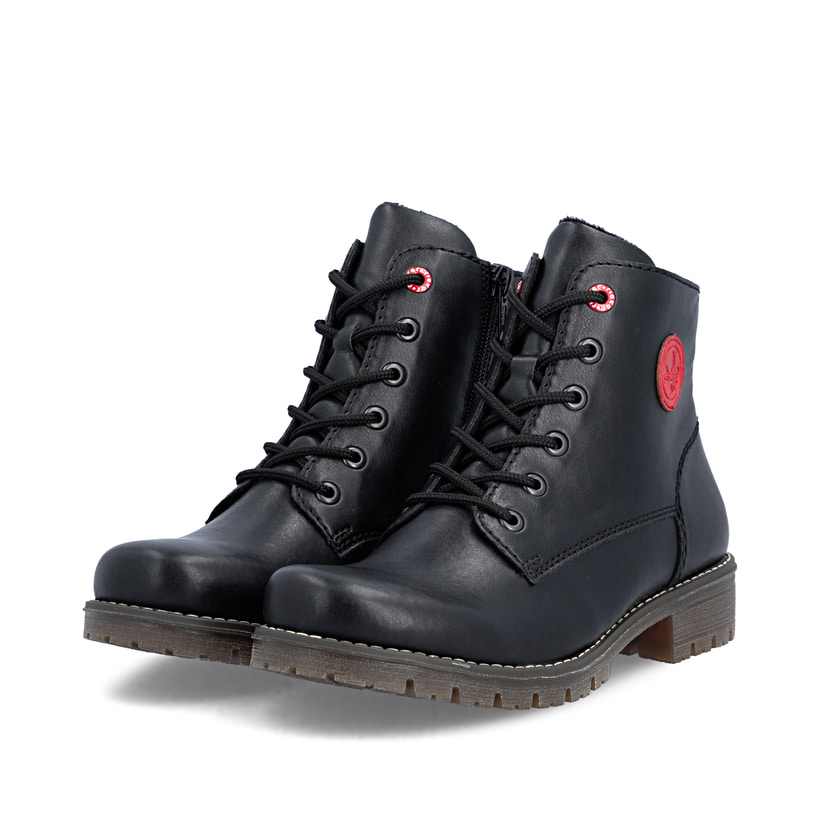 Bottes à lacets Rieker noires pour femmes 79522-00 avec auffälligem Logo. Chaussures inclinées sur le côté.