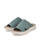 Grüne Rieker Damen Pantoletten V8580-52 mit Gummizug sowie einer leichten Sohle. Schuhpaar seitlich schräg.