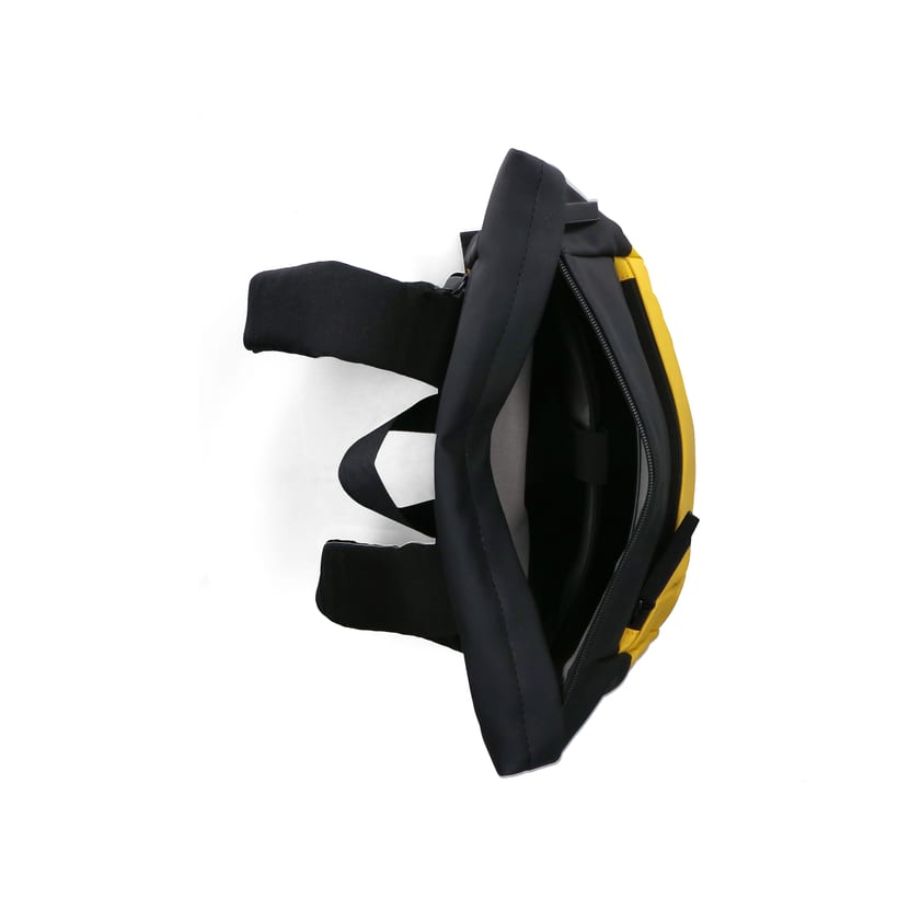 Sac à dos Rieker H5101-68 jaune avec fermeture éclair, compartiment rembourré pour ordinateur portable et bretelles ajustable. Ouvert.