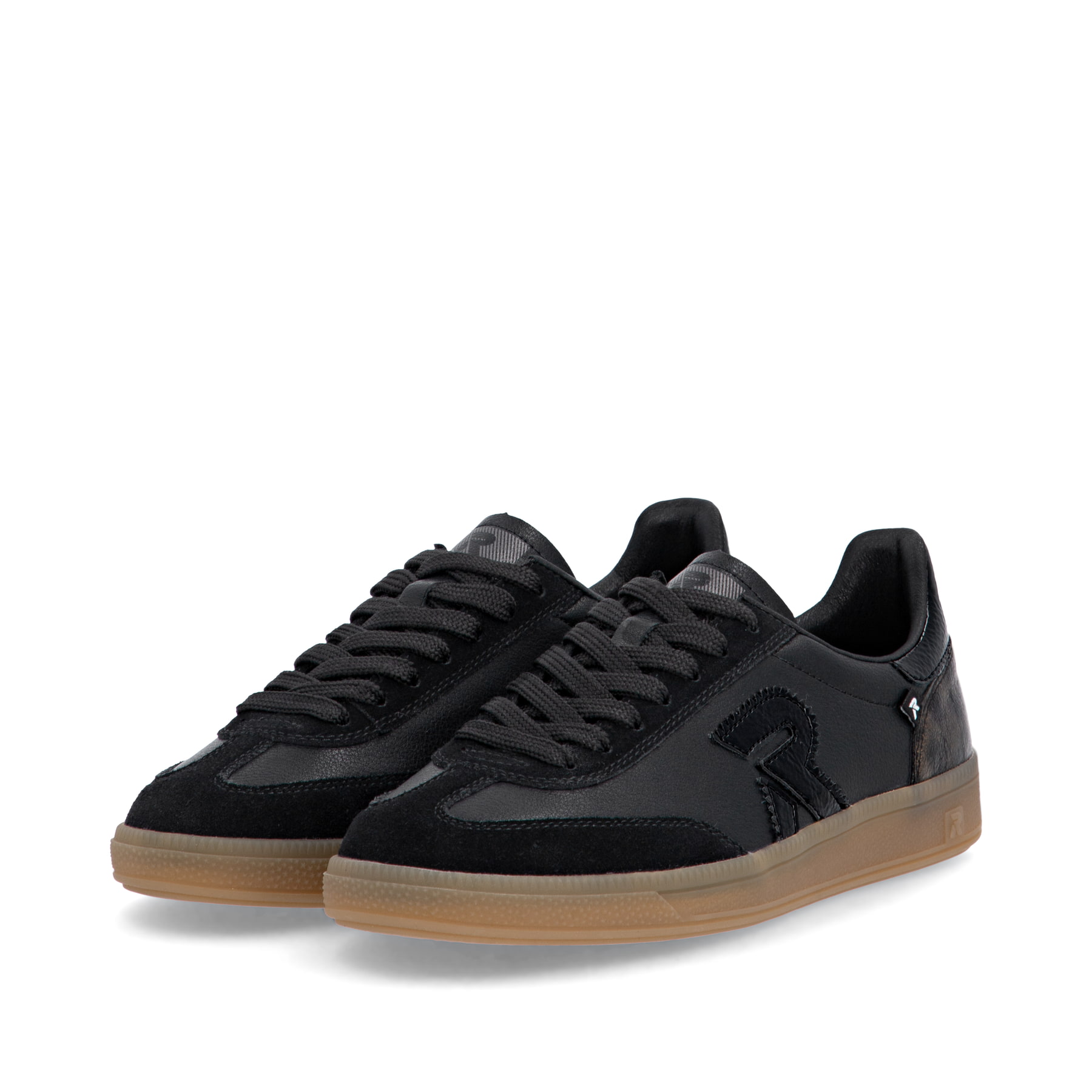 Schwarze Rieker Damen Sneaker Low W2200-03 mit einer Schnürung sowie Leo-Print. Schuhpaar seitlich schräg.