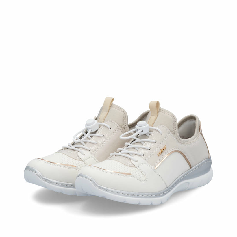 Weiße Rieker Damen Slipper L3294-80 mit einem Gummizug. Schuhpaar seitlich schräg.