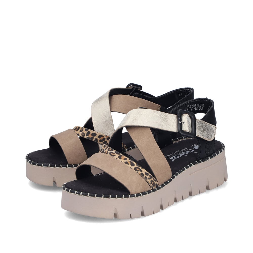 Sandales compensées Rieker multicolores pour femme V1063-90. Chaussures inclinées sur le côté.