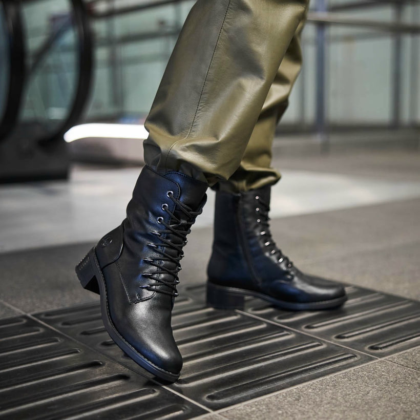 Schwarze Rieker Damen Stiefeletten 75430-00 getragen