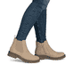 Hellbeige Rieker Damen Chelsea Boots 73250-61 mit einem Reißverschluss. Schuh am Fuß.