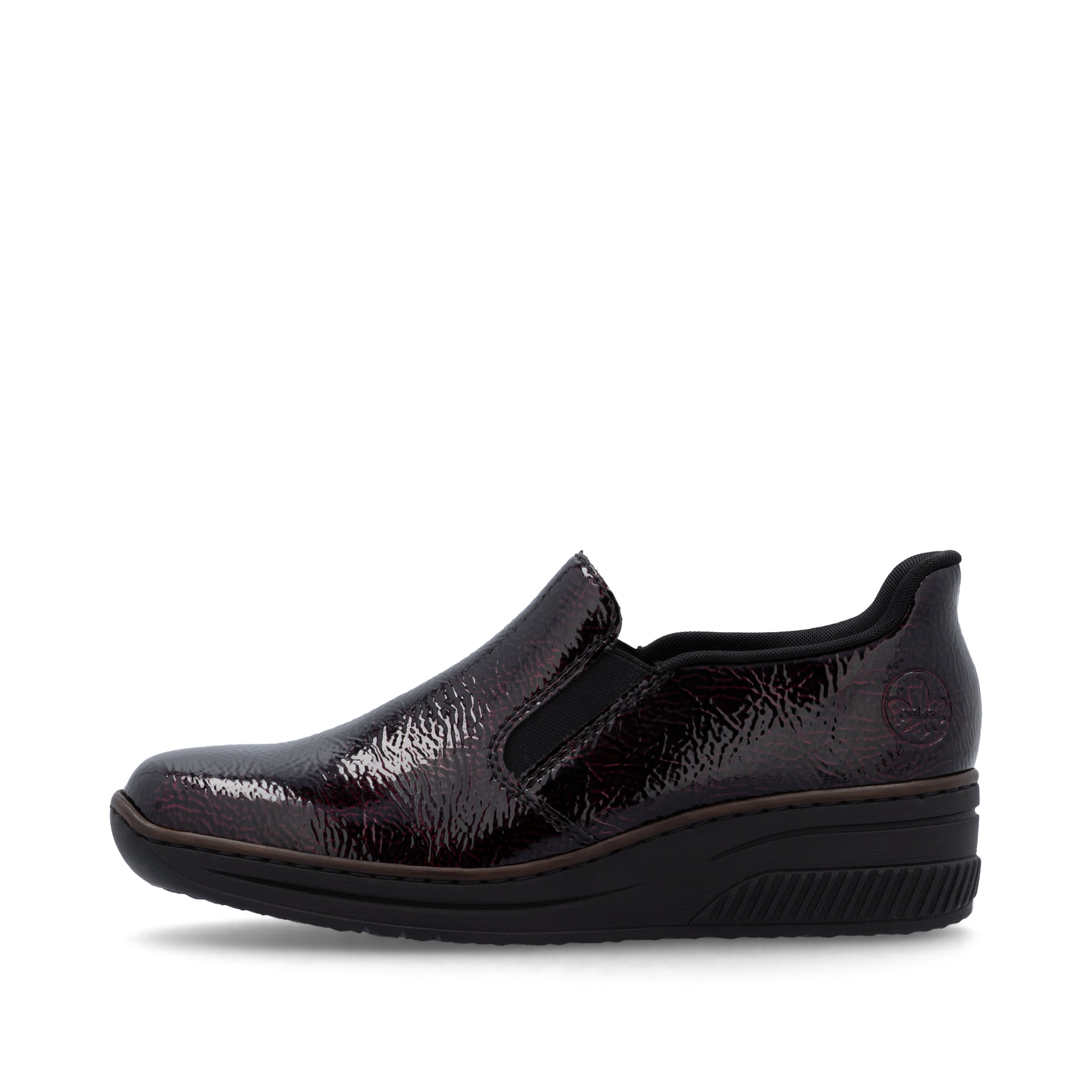 Rote Rieker Damen Slipper 48761-35 mit einem Gummizug sowie schmaler Passform E. Schuh Außenseite.
