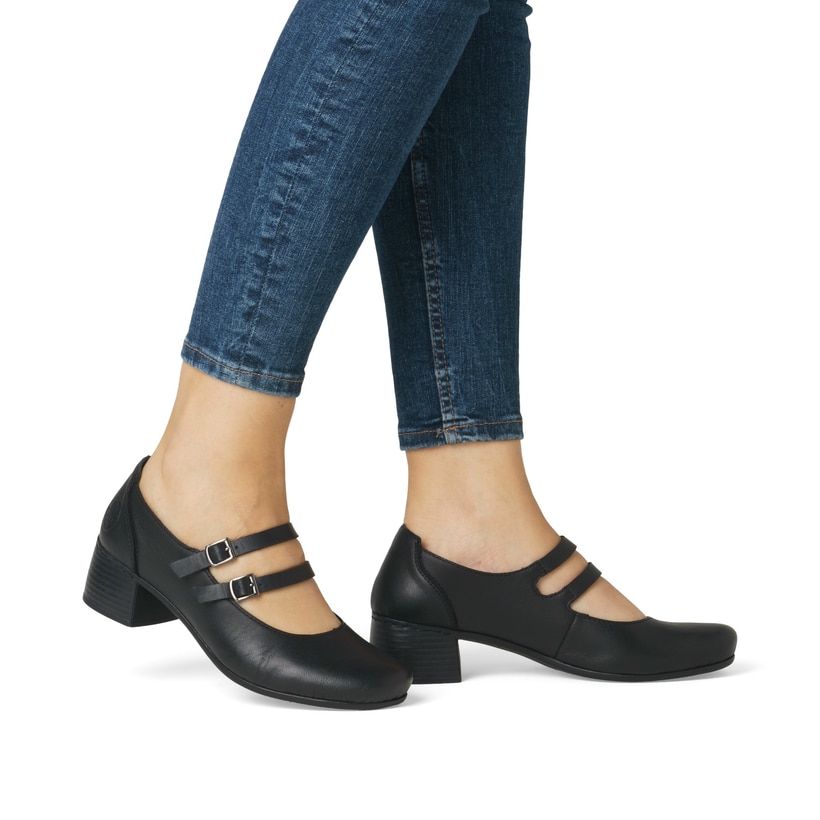 Schwarze Rieker Pumps 41651-00 mit einer Schnalle sowie extra weicher Decksohle. Schuh am Fuß.