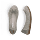 Khakifarbene Rieker Ballerinas 43850-52 mit dekorativer Schleife. Schuh von oben, liegend.