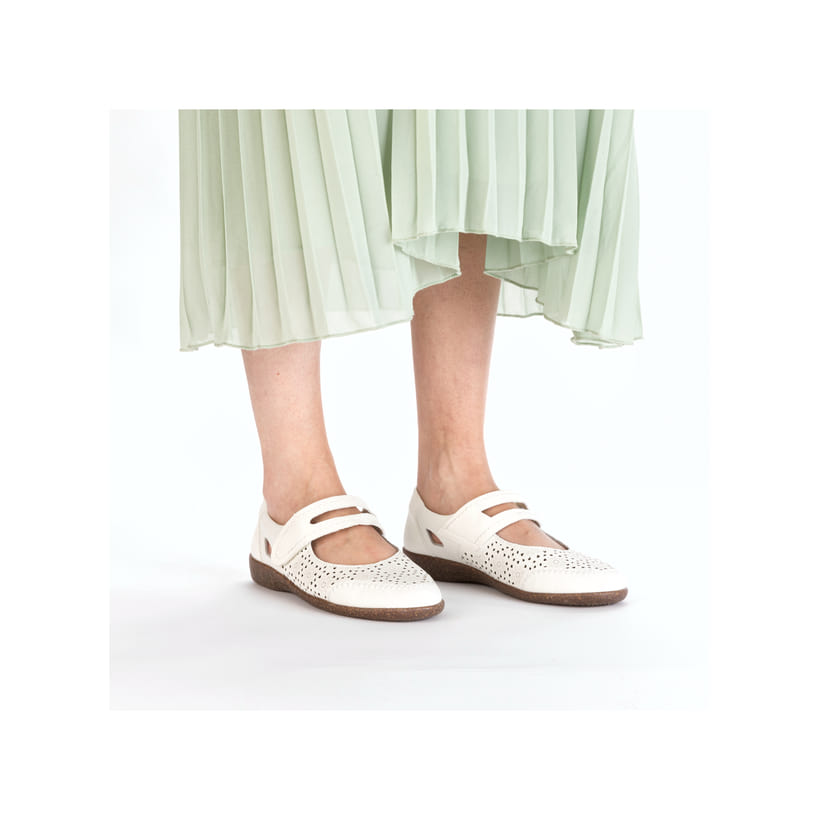 Weiße Rieker Ballerinas 47675-80 mit modernen Ziernähten sowie Klettverschluss. Schuh am Fuß.