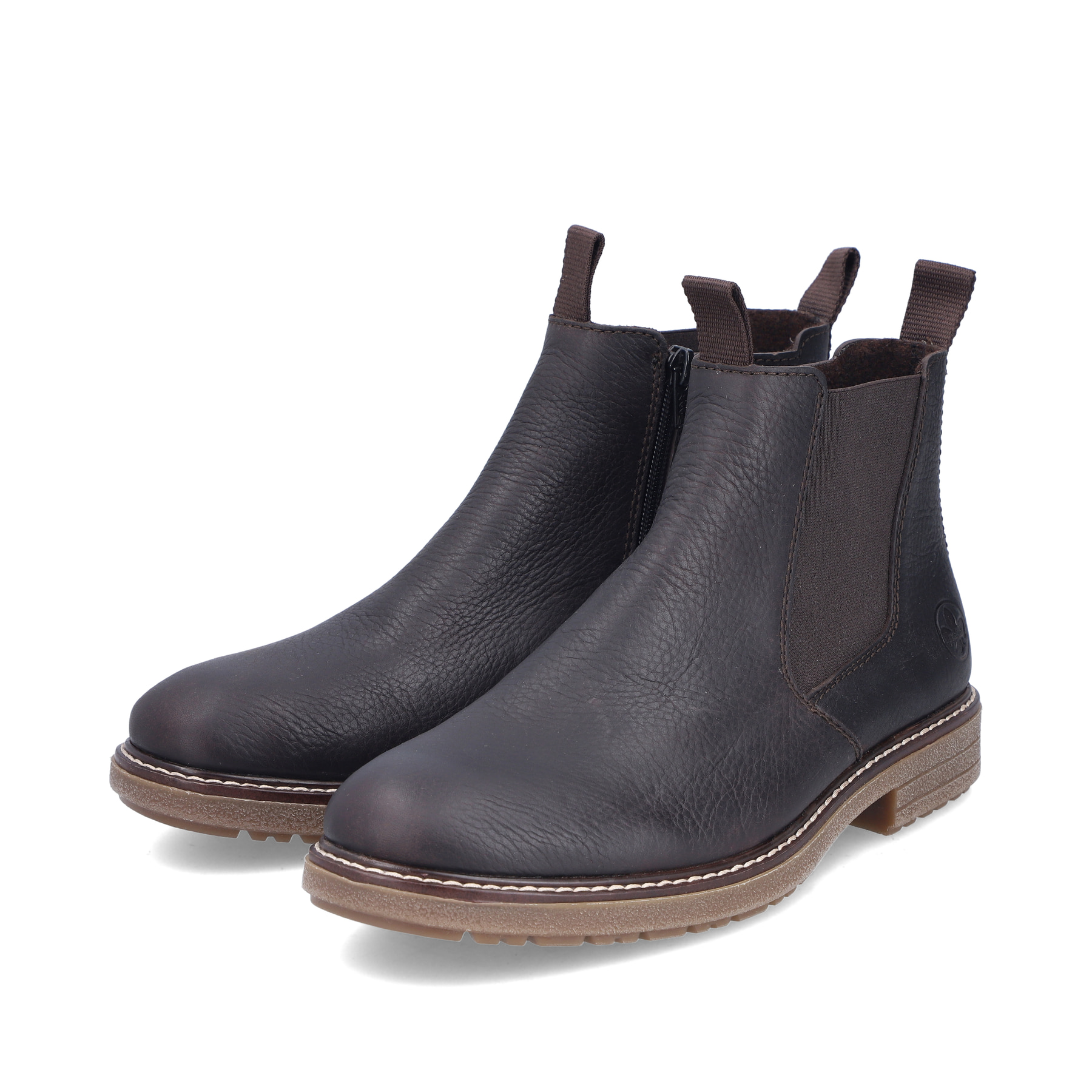 Dunkelbraune Rieker Herren Chelsea Boots 33180-27 aus Glattleder. Schuhpaar seitlich schräg.