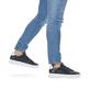 Schwarze Rieker Herren Sneaker Low U0400-00 mit einer abriebfesten Sohle. Schuh am Fuß.