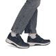 Dunkelblaue Rieker Damen Sneaker Low 53101-15 mit einem Reißverschluss. Schuh am Fuß.