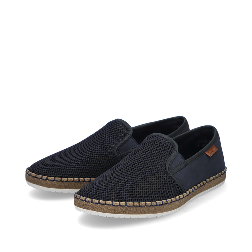 Blaue Rieker Herren Slipper B5265-14 mit einem Gummizug sowie Komfortweite G 1/2. Schuhpaar seitlich schräg.