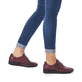 Mocassins Rieker rouges femme 537C0-35 en cuir lisse avec motif cachemire. Chaussure au pied.