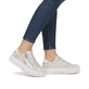 Beige Rieker Damen Sneaker Low M1953-60 mit einem Reißverschluss. Schuh am Fuß.