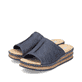 Blaue Rieker Damen Pantoletten 62905-14 mit moderner Spannnaht. Schuhpaar seitlich schräg.