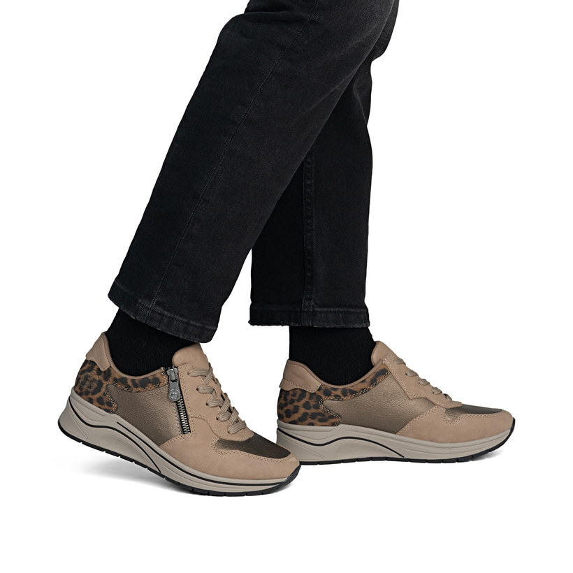 Baskets basses Rieker beiges pour femme N9503-20 avec imprimé léopard. Chaussure au pied.