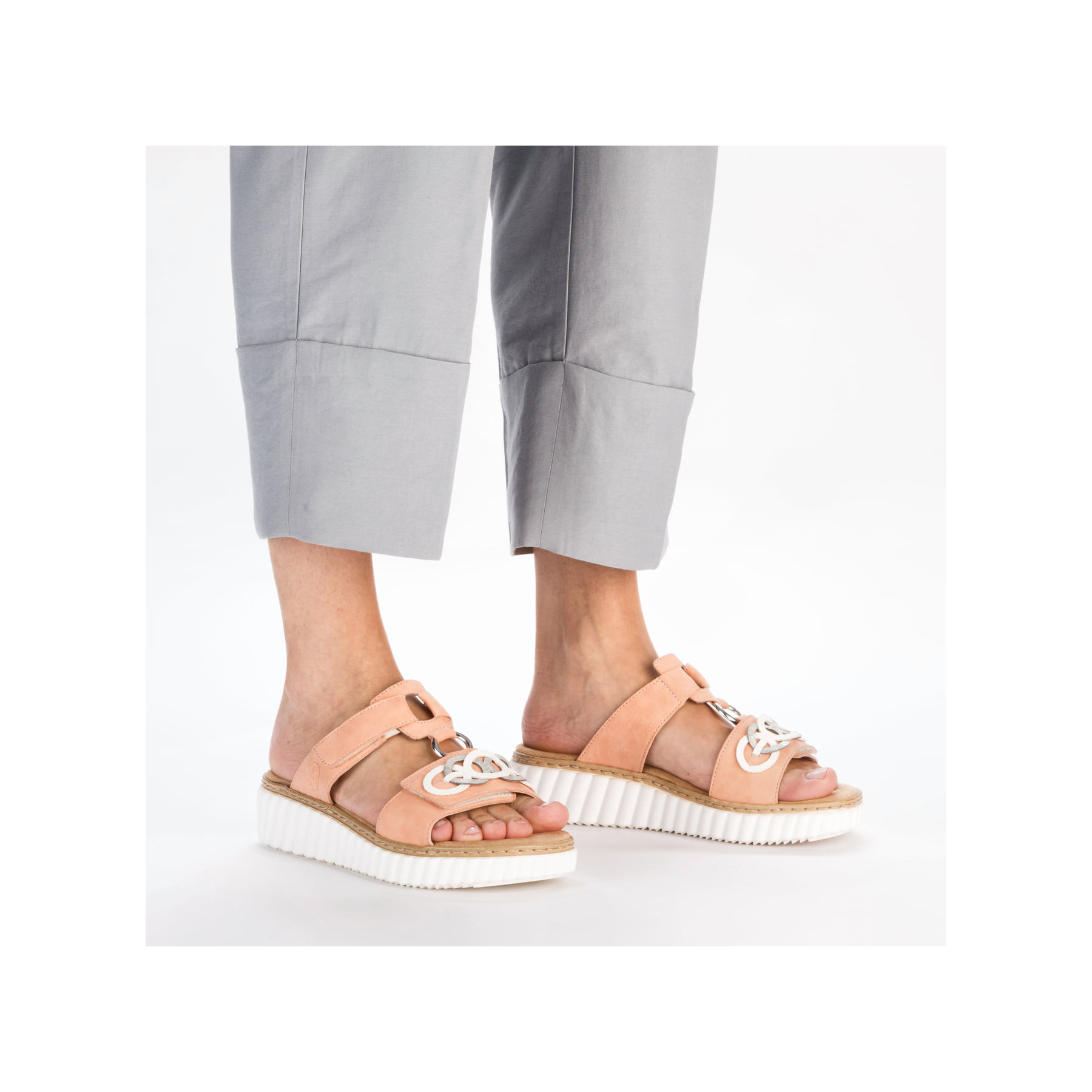 Orangene Rieker Damen Pantoletten 63294-38 mit einem Klettverschluss. Schuh am Fuß.