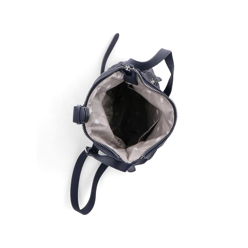 Sac à dos Rieker H1103-12 en noir avec fermeture éclair, poche extérieure et fermeture magnétique. Ouvert.