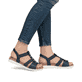 Blaue Rieker Damen Riemchensandalen V5051-14 mit Schmuckelementen sowie Gummizug. Schuh am Fuß.