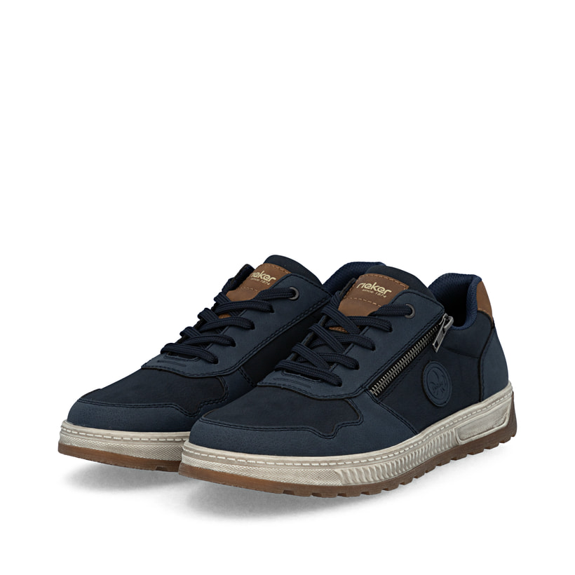 Marineblaue Rieker Herren Sneaker Low 37029-14 mit einer robusten Profilsohle. Schuhpaar schräg.