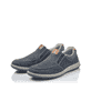 Blaue Rieker Herren Slipper 17360-15 mit einem Elastikeinsatz sowie Extraweite H. Schuhpaar seitlich schräg.