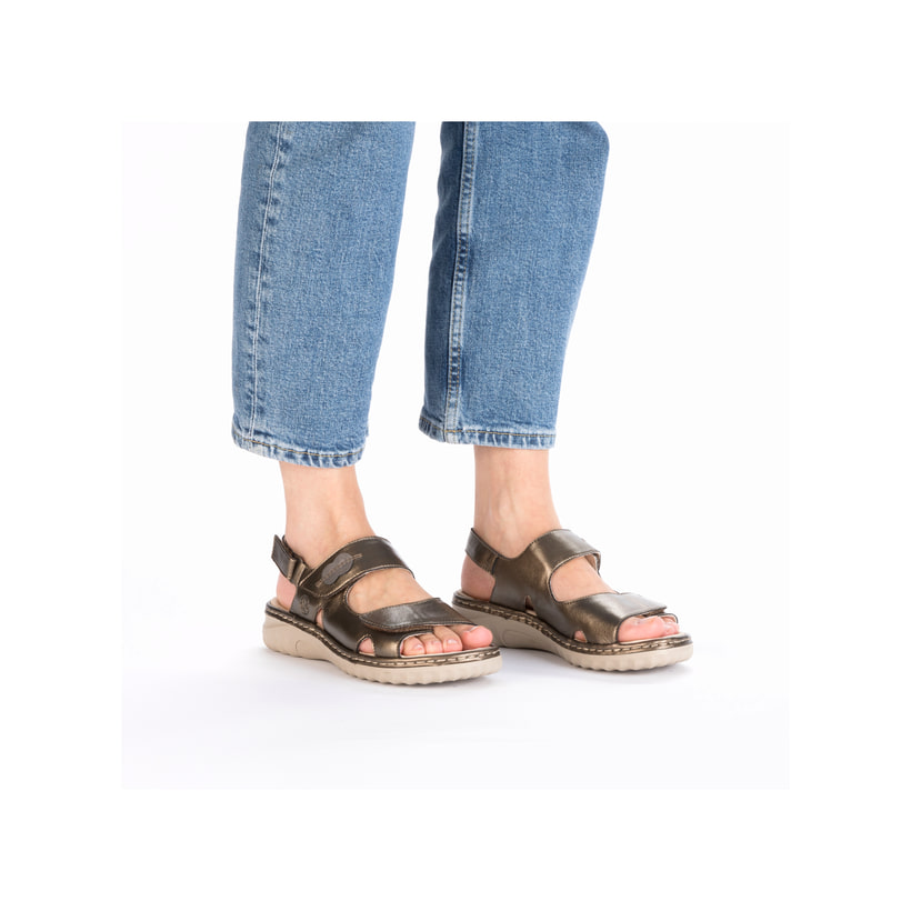 Bronzene Rieker Damen Riemchensandalen 60462-90 mit einem Klettverschluss. Schuh am Fuß.