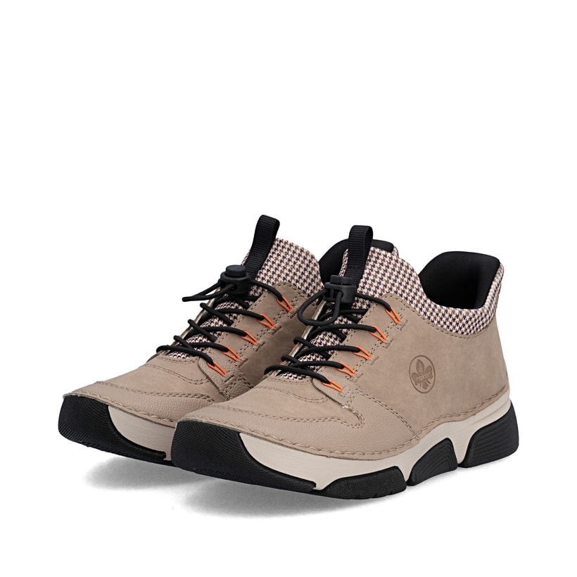 Beige Rieker Damen Slipper 45963-20 mit Ready2GO Anziehkomfort sowie Gummizug. Schuhpaar seitlich schräg.